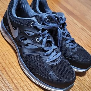 Nike sneakers gym shoes dual fusion size 7w